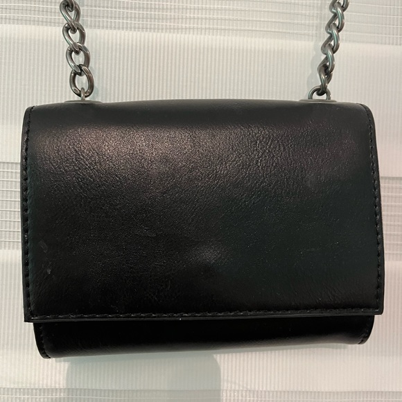 Black Flap Chain Crossbody Bag from Forever 21 - Picture 6 of 6